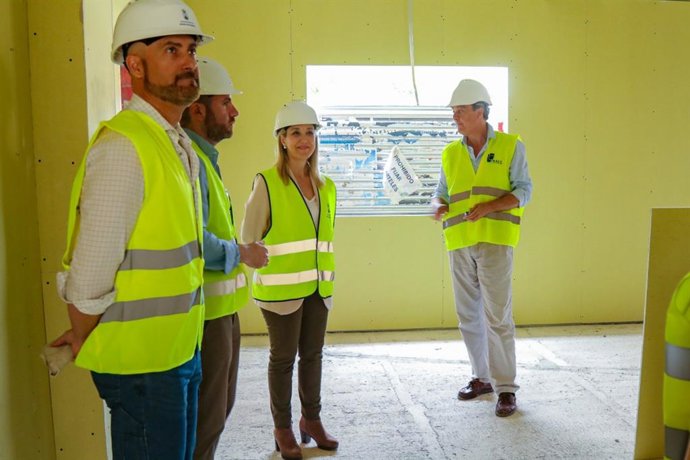 La alcaldesa de Alcalá de Guadaíra, Ana Isabel Jiménez durante su visita a las obras de reforma integral del Centro de Adultos Diamantino García