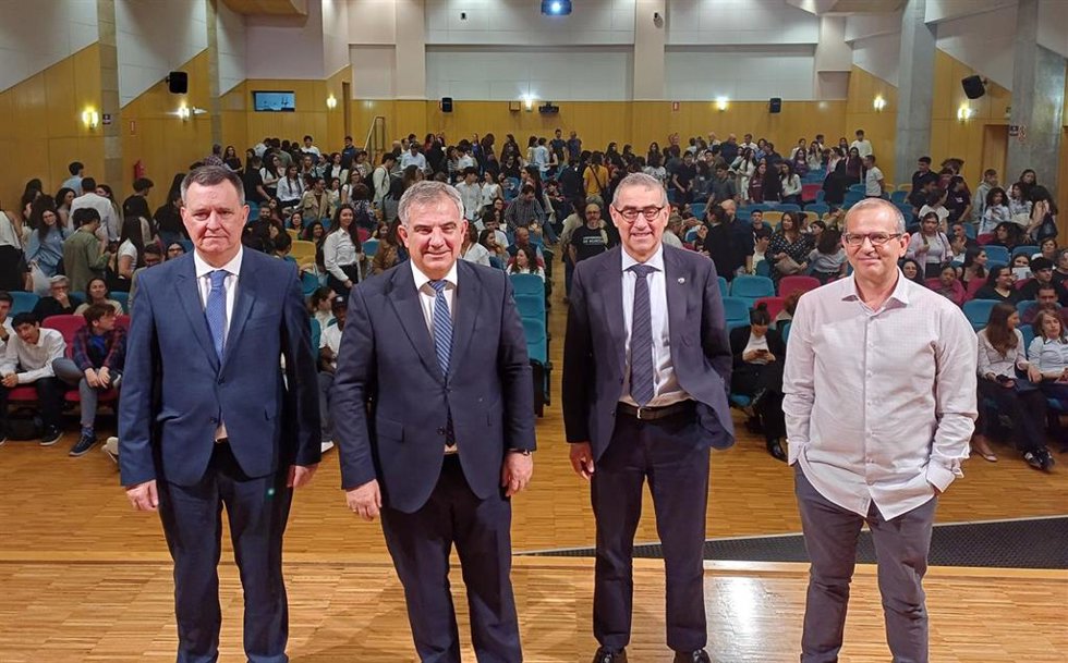 El consejero de Universidades e Investigación, Juan María Vázquez, junto al rector de la Universidad de Murcia, José Luján, durante la clausura el XVI Congreso Regional de Investigadores Júnior.