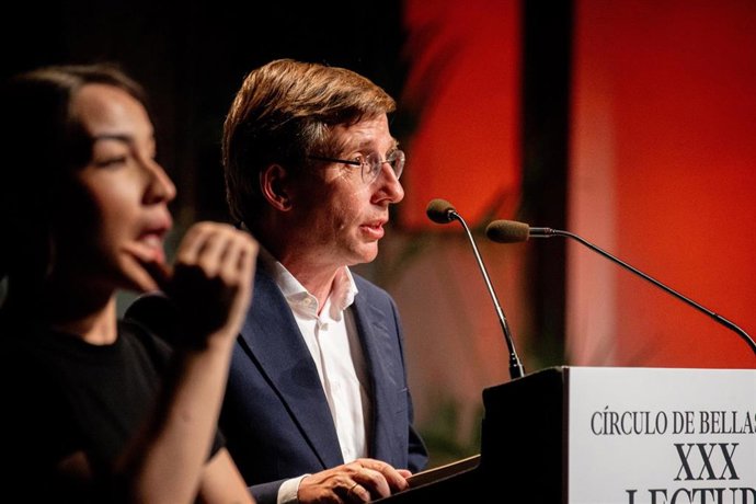 El alcalde de Madrid, José Luis Martínez Almeida (d), durante la Lectura Continuada del Quijote en su XXX edición, en el Círculo de Bellas Artes, a 23 de abril de 2026, en Madrid (España). A lo largo de cerca de cuarenta horas ininterrumpidas, el Círculo 