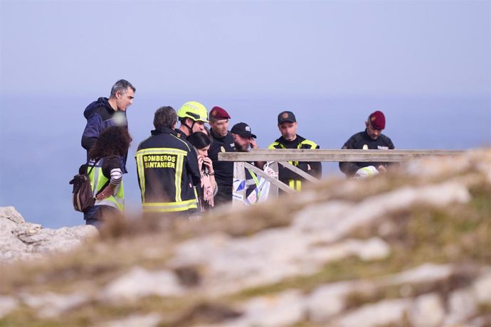 Archivo - Equipos de rescate y servicios de emergencias trabajan en el lugar de los hechos, la playa de El Bocal, a 4 de marzo de 2026, en Santander, Cantabria (España). 
