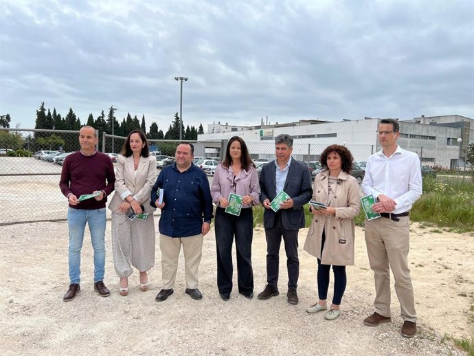 Sivia Mellado (centro), junto a Rafa Llamas (3º dcha.) y otros cargos públicos y orgánicos del PSOE, ante el Hospital de Montilla.