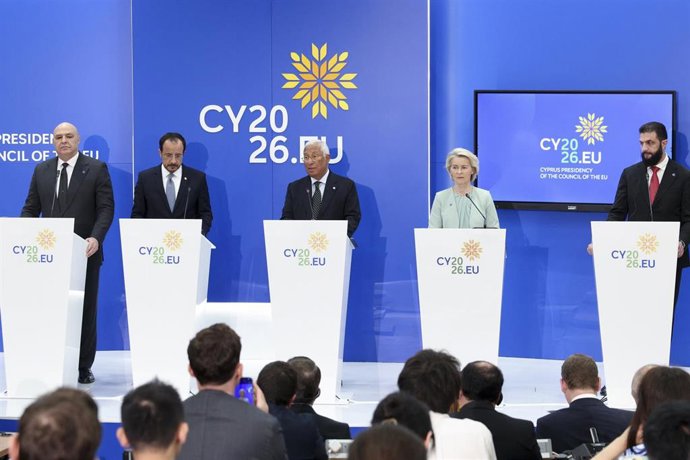 (I-D) El presidente de Libano, Joseph Aoun; el presidente de Chipre, Níkos Christodoulídis; el presidente del Consejo Europeo, António Costa; la presidenta de la Comisión Europea, Ursula von der Leyen, y el presidente de Siria, Ahmed al Shara, en Nicosia
