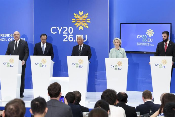 (I-D) El presidente de Libano, Joseph Aoun; el presidente de Chipre, Níkos Christodoulídis; el presidente del Consejo Europeo, António Costa; la presidenta de la Comisión Europea, Ursula von der Leyen, y el presidente de Siria, Ahmed al Shara, en Nicosia
