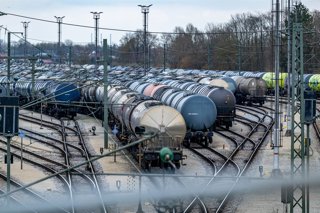 Archivo - 15 March 2026, Bavaria, Vohburg An Der Donau: Tank cars are parked near the Bayernoil refinery. The facility is one of the larger refineries in Germany and processes crude oil into fuels, heating oil, and petrochemical feedstocks. Photo: Armin W