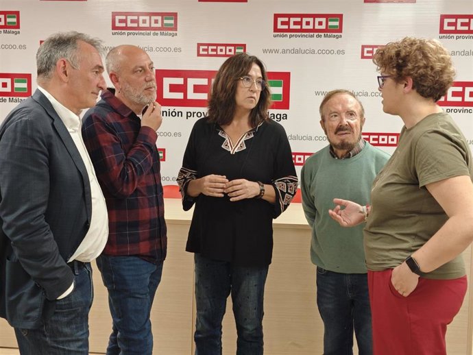 El diputado y portavoz de IU en el Congreso, Enrique Santiago, junto al candidato de Por Andalucía por la provincia de Málaga, Ernesto Alba, y representantes de plataformas sociales.