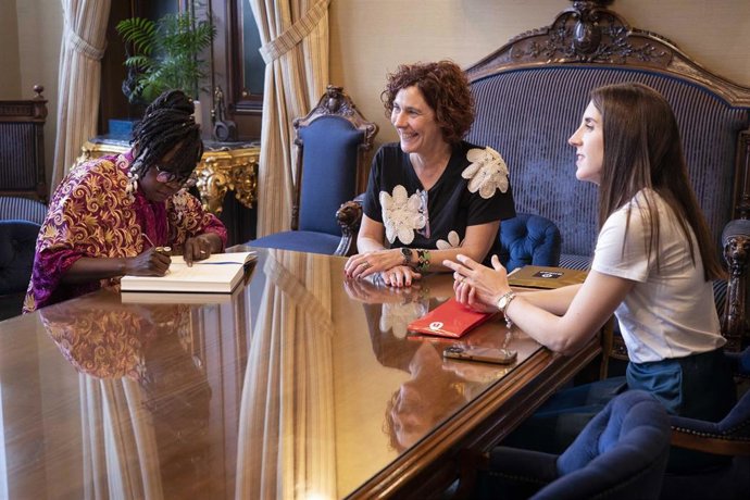 La alcaldesa de Bilbao en funciones, Amaia Arregi, y la concejala de Euskera, Atención y Participación Ciudadana, Agenda 2030 e Internacional, Eider Inunciaga, ha recibido este viernes a la cónsul general adjunta de Senegal, Mama Diedhiou.