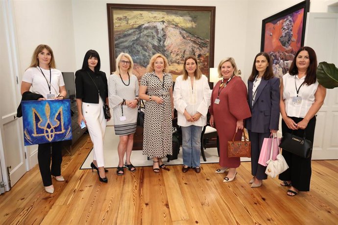 Mujeres de la comunidad ucraniana en las islas visitan el Parlamento de Canarias