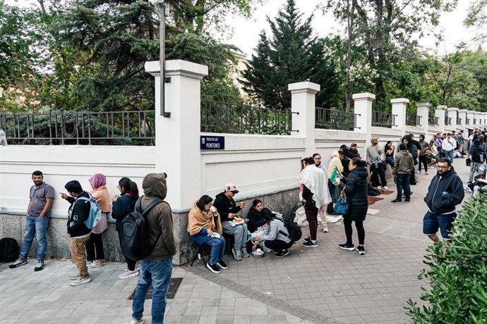 Varias personas hacen cola para conseguir el certificado de vulnerabilidad en una Oficina de Asistencia en Materia de Registro, a 22 de abril de 2026, en Madrid (España).