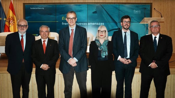 El patrono de FAES, Florentino Portero, el teninete general Rubén García Servert, el coordinador de la Fundación, Vicente de la Quintana, la analista Mira Milosevich, el director de la oficina del Ral Instituto Elcano en Briselas, Luis Simón, y el invest.
