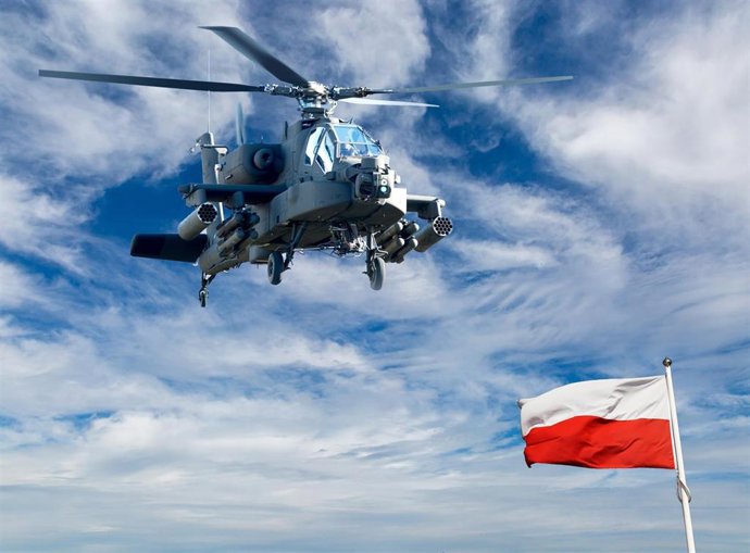 Archivo - Un helicóptero Apache AH-64E con una bandera de Polonia. 