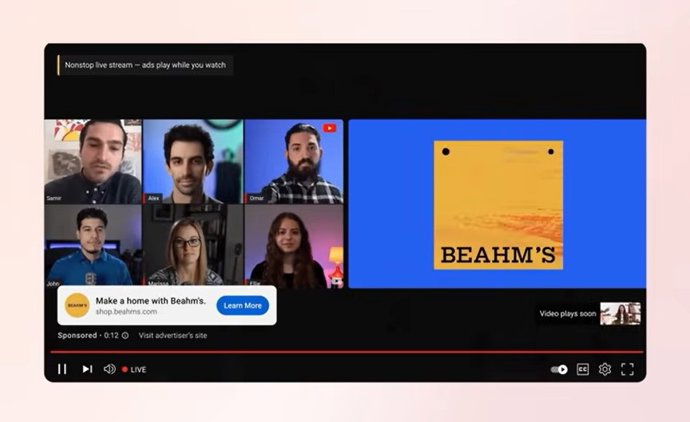 Ejemplo de anuncio reproduciéndose a la vez que un directo en YouTube para escritorio.