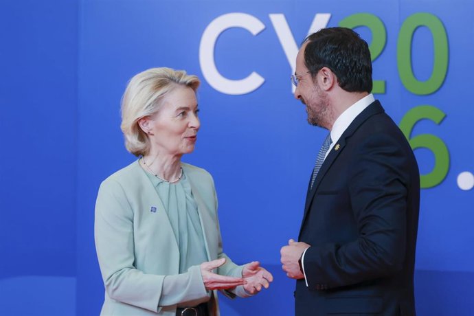 La presidenta de la Comisión Europea, Ursula von der Leyen y el presidente de Chipre, Nikos Christodoulides en la cumbre informal del Consejo Europeo en Nicosia.