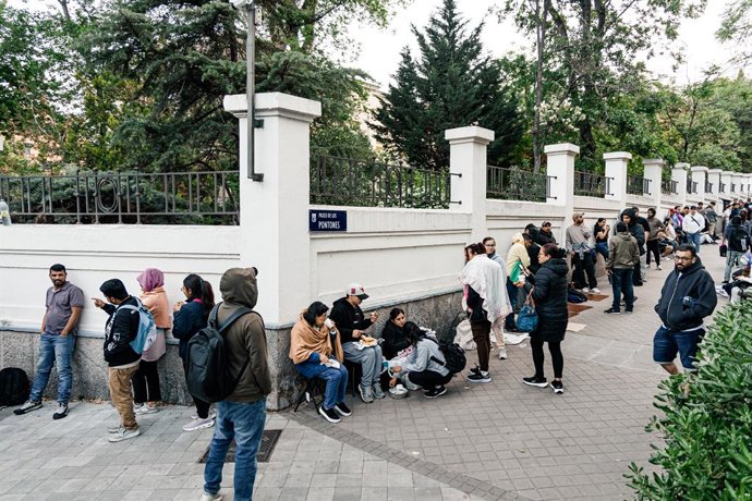 Varias personas hacen cola para conseguir el certificado de vulnerabilidad en una Oficina de Asistencia en Materia de Registro, a 22 de abril de 2026, en Madrid (España). El lunes comenzó de forma presencial la regularización extraordinaria de migrantes i