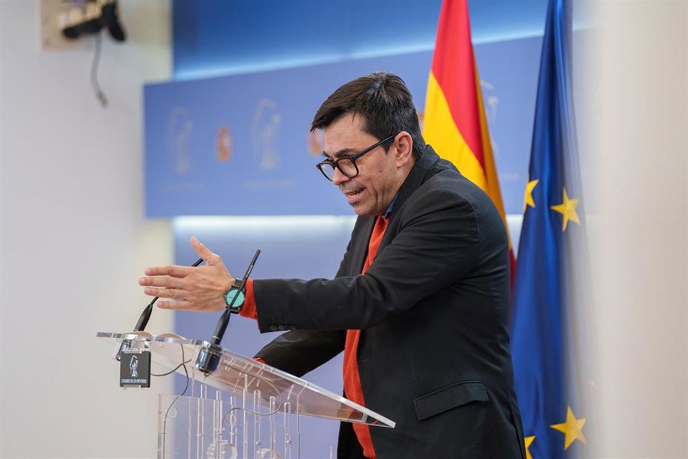 Archivo - El portavoz de los Comuns y secretario primero de la Mesa del Congreso, Gerardo Pisarello, ofrece una rueda de prensa, en el Congreso de los Diputados, a 28 de marzo de 2025, en Madrid (España).