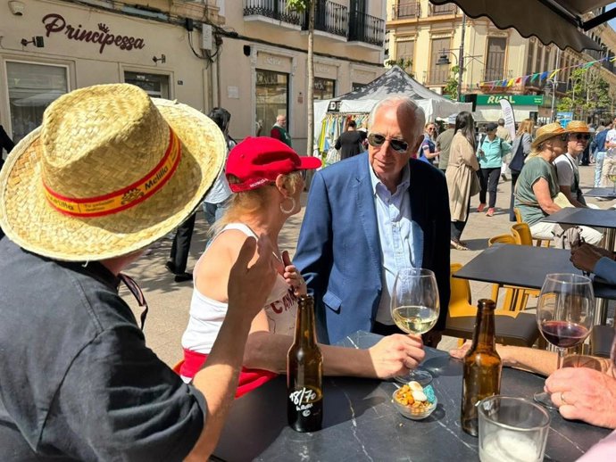 El presidente de la Ciudad Autónoma de Melilla, Juan José Imbroda, conversando con turistas de los cruceros que han llegado a Melilla esta semana.