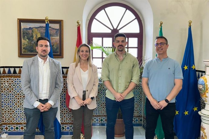 La alcaldesa del municipio, Ana Isabel Jiménez; el presidente de la Banda de Alcalá, Manuel Alejandro Leal; el delegado de Cultura, Christopher Rivas y el vicepresidente de la banda, Fernando Saavedra durante la firma del nuevo convenio.