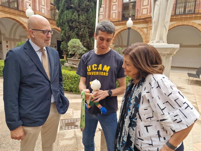 El atleta de Cuevas de Reyllo, primer hombre en ser campeón del mundo en pista cubierta en 800 y 1.500 metros, así se lo ha trasladado esta mañana en Los Jerónimos a la presidenta la Universidad Católica de Murcia, en la que estudia el Grado en CAFD