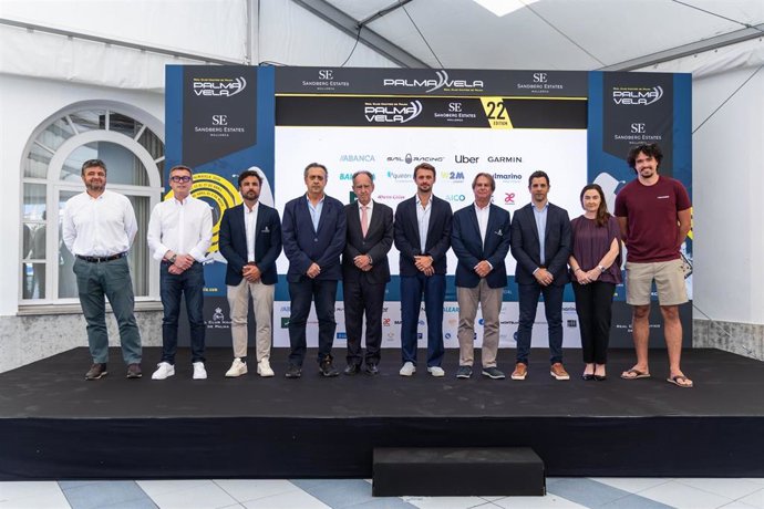 Francisco José Villalonga, Patrick Tous, Hugo Ramón, Joaquín González Devesa, Javier Sanz, Michael Sandberg, Antoni Castell, David Salom, Catalina Darder y Timothée Villain-Amirat en la presentación de la Sandberg PalmaVela