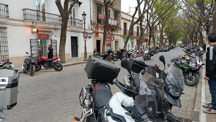 Motos aparcadas en calle Porvera durante el jueves previo a la celebración del Gran Premio de España de MotoGP en el circuito de Jerez de la Frontera (Cádiz)