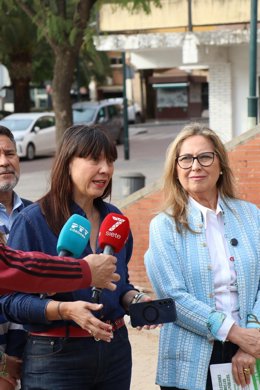 Victoria Fernández atiende a los medios, junto a Ángeles Luna.