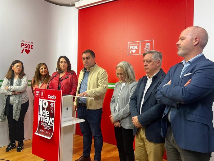 El cabeza de lista del PSOE de Cádiz al Parlamento andaluz, Juan Cornejo, junto a las secretarias provinciales de CCOO, Inmaculada Ortega, y de UGT, Paula Fernández, además de miembros de su partido.