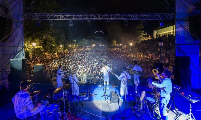 Archivo - Imagen de archivo de una actividad de la Noche en Blanco de Granada en 2025.