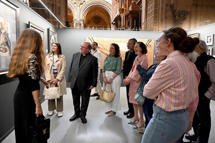 Un momento de la inauguración en la Mezquita-Catedral de Córdoba de la exposición 'Colección Rostros de Cristo'.