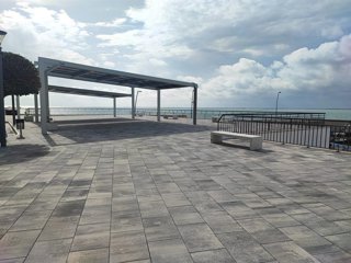 Imagen de la plaza-mirador de L'Ampolla (Tarragona)