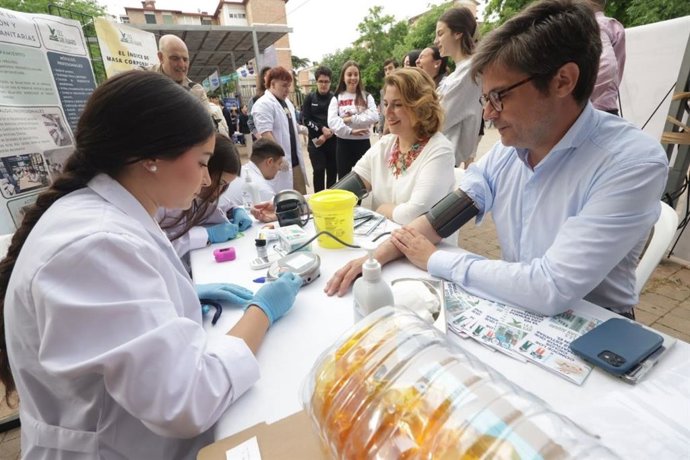 Eva Contador y Diego Copé en la II Feria Estudiantil Orientasur, organizada por la Red de Orientación Sur en colaboración con la Delegación de Participación Ciudadana del Ayuntamiento, la Junta y el Consejo de Distrito Sur.
