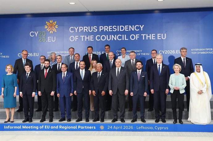 O presidente do Governo, Pedro Sánchez (3ª fila, 2º à direita), participa de uma reunião informal de líderes da União Europeia durante sua viagem a Chipre, em 23 de abril de 2026, em Nicósia (Chipre).