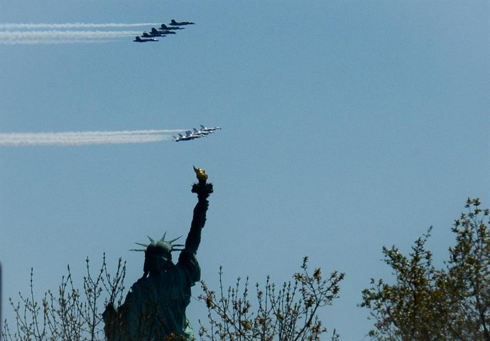 Archivo - Arxiu - 28 April 2020, US, New York: Demonstration squadrons of the US Air Force Thunderbirds and US Navy Blue Angels fly over the Statue of Liberty in New York to honor healthcare workers on the front line of the battle against the Coronavirus 