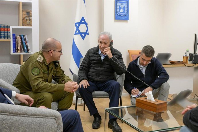 Archivo - Arquivo - 17 de março de 2026, local não revelado, Israel: O primeiro-ministro israelense BENJAMIN NETANYAHU (C) emite a ordem final para uma operação militar direcionada contra altos funcionários iranianos. Seguindo essa diretiva, as Forças de 
