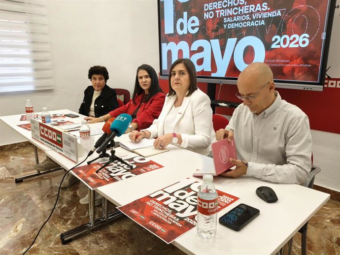 Encarna Laguna y Marina Borrego (centro), en la presentación de la manifestación del Primero de Mayo en Córdoba.