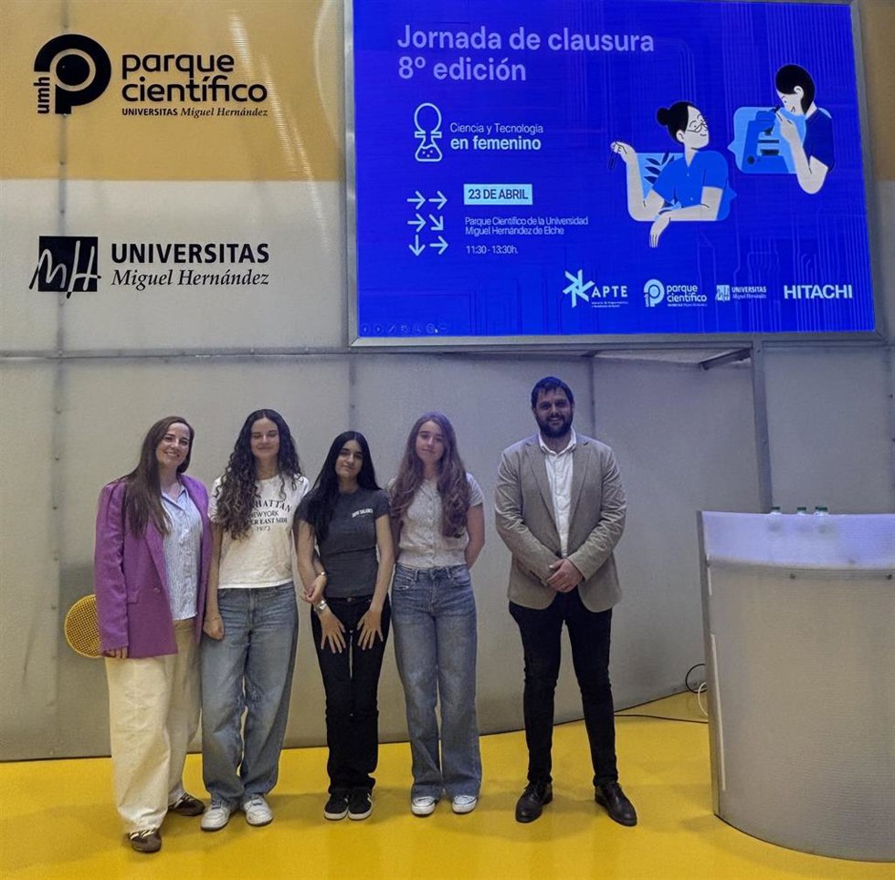 Las estudiantes del Colegio Santíssima Trinitat de Eivissa y representantes del CentreBit Eivissa en la entrega de los premios de la jornada 'Ciencia y Tecnología en femenino' de APTE.