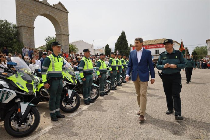 Pedro Fernández (i), junto a Francisco José Lozano, supervisa el dispositivo de la Guardia Civil para la romería.