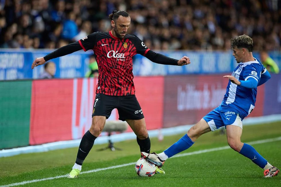 Archivo - Vedat Muriqi y Antonio Blanco durante el Alavés-Mallorca de LaLiga EA Sports 24-25