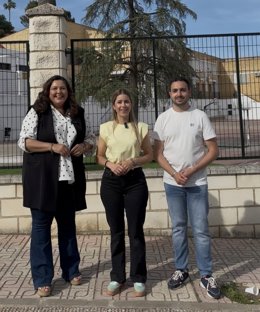 Pilar Algar (centro), junto a Lola Amo, ante el del CEIP Epora de Montoro.
