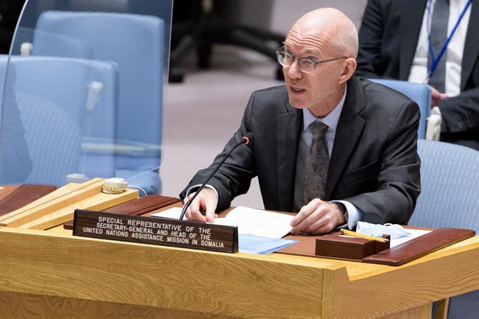 Archivo - (210812) -- UNITED NATIONS, Aug. 12, 2021 (Xinhua) -- Special Representative of the UN Secretary-General for Somalia James Swan briefs a Security Council meeting on the situation in Somalia at the UN headquarters in New York, Aug. 12, 2021. The 