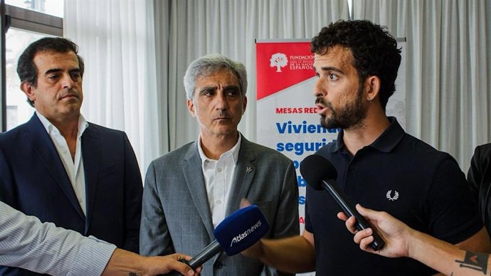 El portavoz nacional de Vivienda de Vox, Carlos Hernández Quero, atiende a los medios.