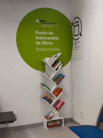 El Aeropuerto de Córdoba estrena un punto de intercambio de libros en la zona de embarque.