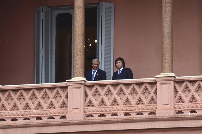 6 de abril de 2026, Buenos Aires, Província de Buenos Aires, Argentina: O presidente do Chile, JOSE ANTONIO KAST, e o presidente da Argentina, JAVIER MILEI, aparecem em uma varanda do palácio presidencial Casa Rosada.