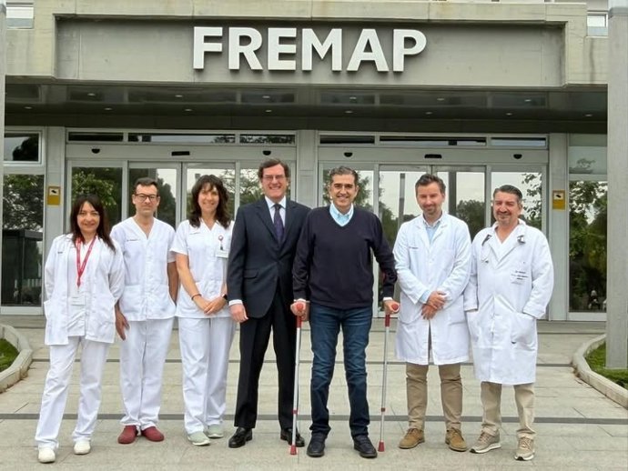 El alcalde de Baeza, Pedro Cabrera, a su salida del hospital