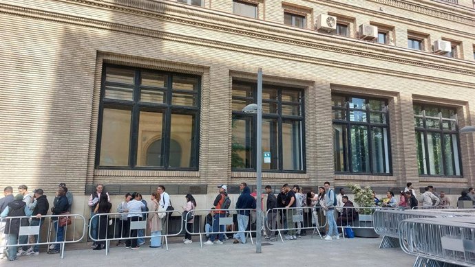 Largas filas de migrantes en el Ayuntamiento de Zaragoza tras la aprobación de la regularización extraordinaria.