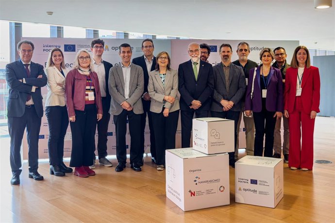 El consejero Domínguez y Marina Pollán, directora del Instituto de Salud Carlos III, junto con  el resto de ponentes de la jornada.