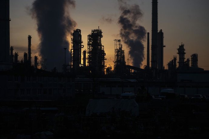 Archivo - 03 March 2026, Baden-Wuerttemberg, Karlsruhe: Industrial plants and chimneys of the Oberrhein mineral oil refinery (MiRO) are seen in backlight. The refinery is one of the most important mineral oil processing sites in Germany. Photo: Marijan Mu
