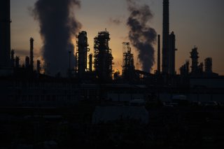 Archivo - 03 March 2026, Baden-Wuerttemberg, Karlsruhe: Industrial plants and chimneys of the Oberrhein mineral oil refinery (MiRO) are seen in backlight. The refinery is one of the most important mineral oil processing sites in Germany. Photo: Marijan Mu
