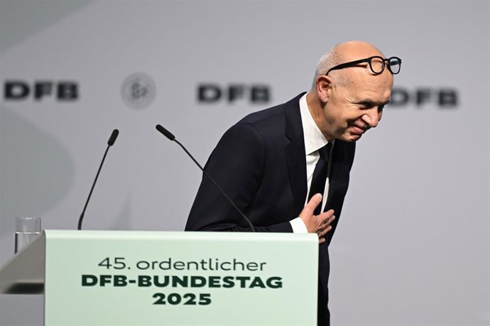 Archivo - 07 November 2025, Hesse, Frankfurt/Main: Bernd Neuendorf, President of the German Football Association (DFB), thanks delegates on the DFB campus following his re-election. Photo: Arne Dedert/dpa