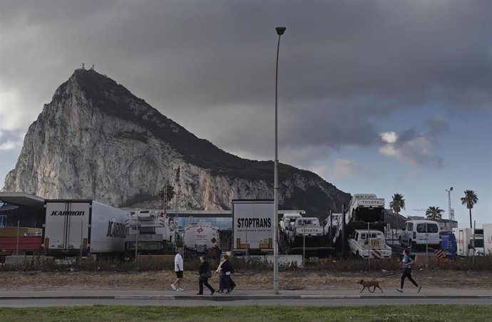 Obras en la zona fronteriza de Gibraltar con España para el derribo de la verja. A 1 de abril de 2026 en La Línea de la Concepción, Cádiz (Andalucía, España). 
