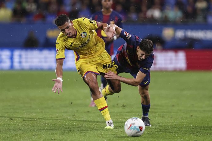 Archivo - Fermín López y Abdel Abqar pelean por el balón durante el FC Barcelona-Getafe de LaLiga EA Sports, disputado en el Johan Cruyff el 21 de septiembre de 2025 en Barcelona