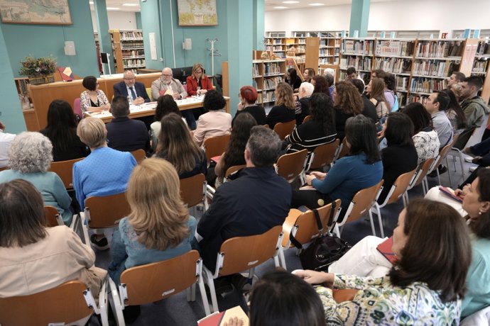 Autoridades durante la publicación de la obra, en la biblioteca de la facultad.